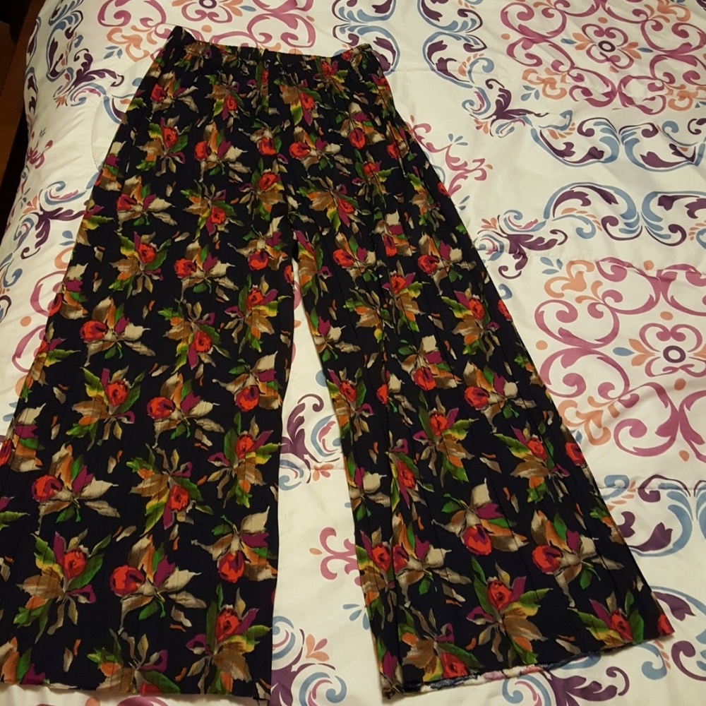 Cute Pleated Floral Flowy Pants from Singapore